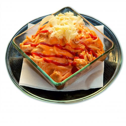 špagety s tomatem a kuřecím masem