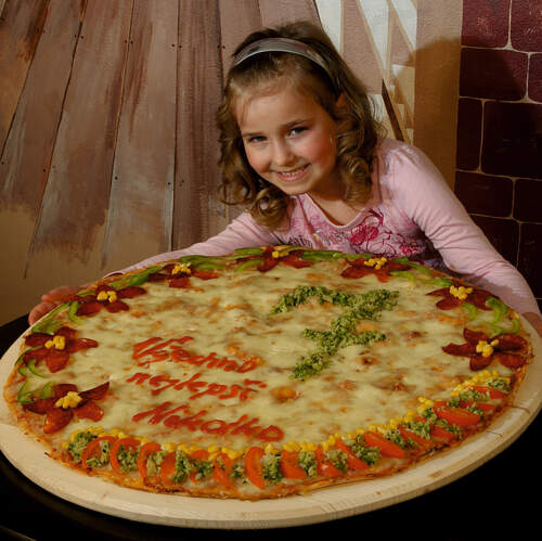 Narozeninová pizza.  /maxi sýrová +eidam+nápis+zdobení. 